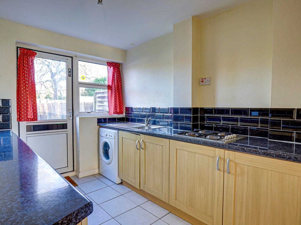 3 bed town house for sale in Langford Close, Emmer Green, Reading RG4, £399,950