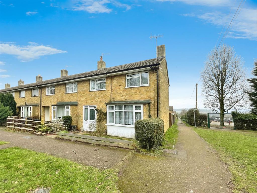 2 bed end terrace house for sale in Coniston Road, Kings Langley WD4, £525,000