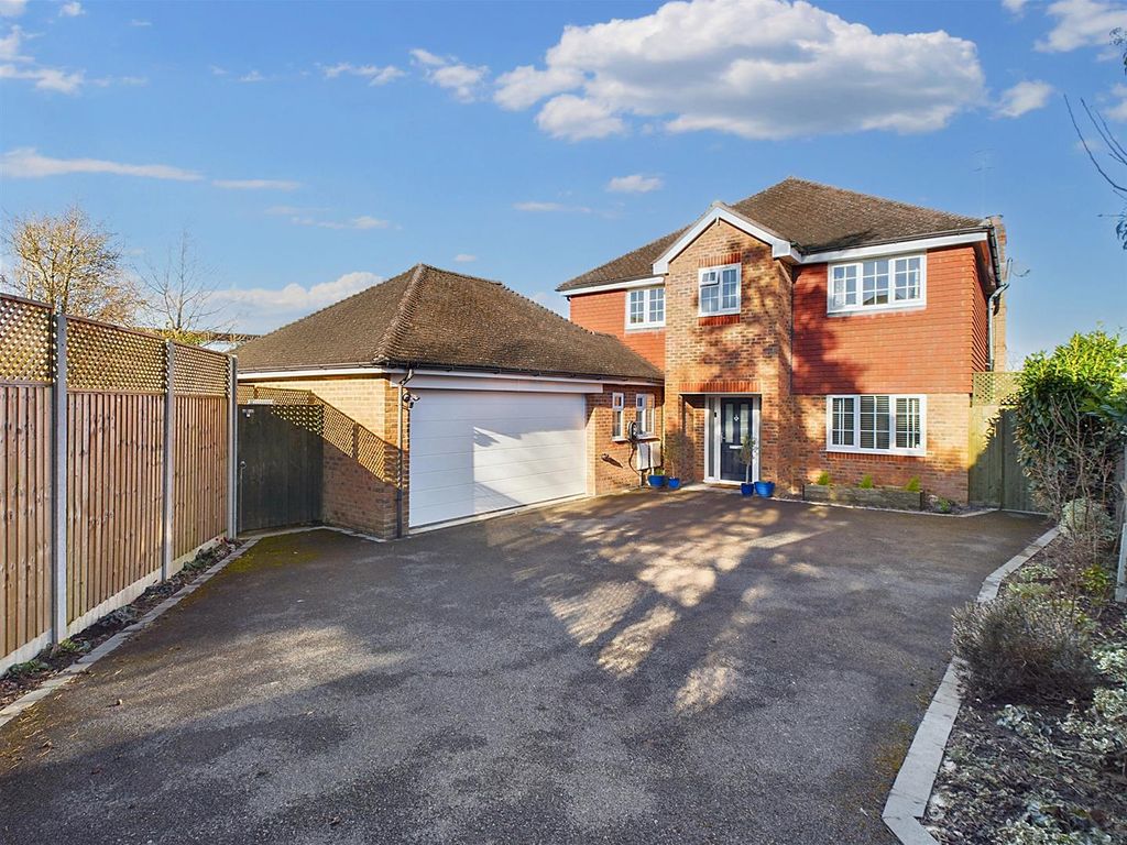 5 bed detached house for sale in Malthouse Road, Crawley RH10, £775,000