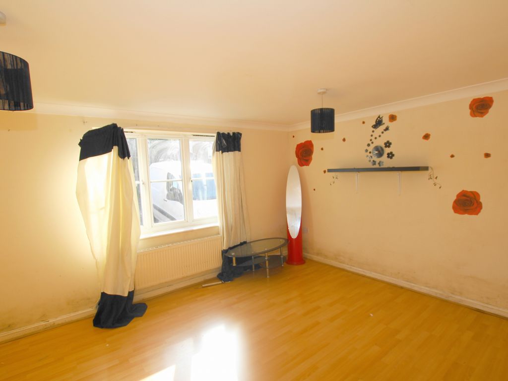 2 bed flat for sale in Bengeo Gardens, Chadwell Heath, Romford RM6, £275,000