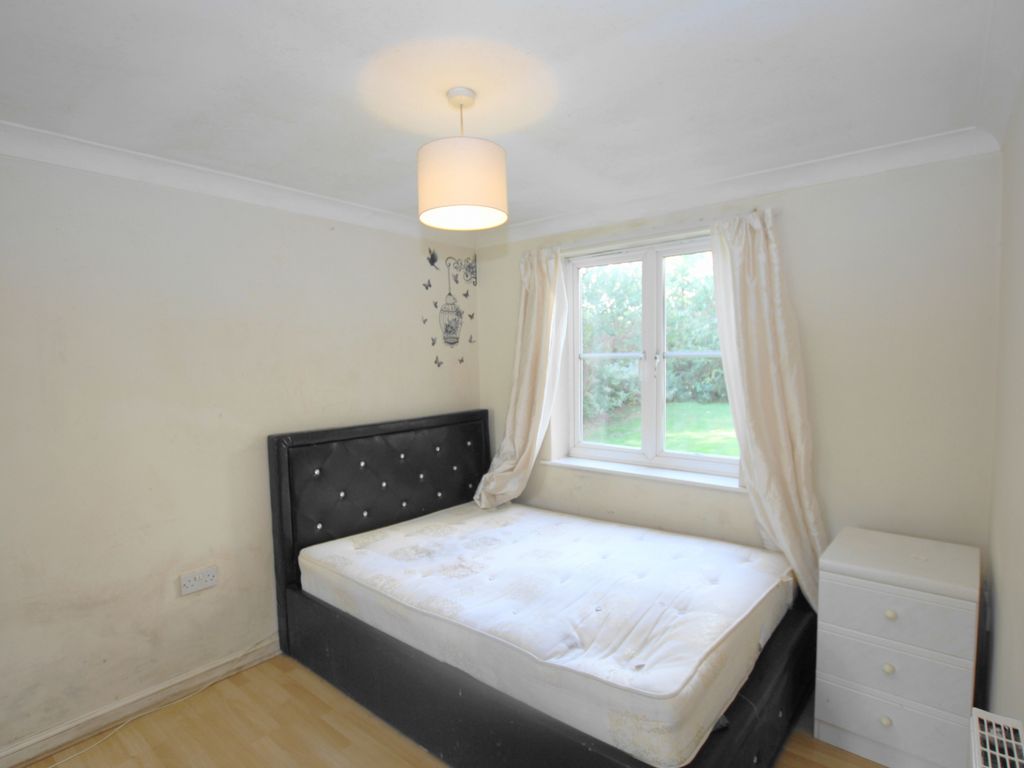 2 bed flat for sale in Bengeo Gardens, Chadwell Heath, Romford RM6, £275,000