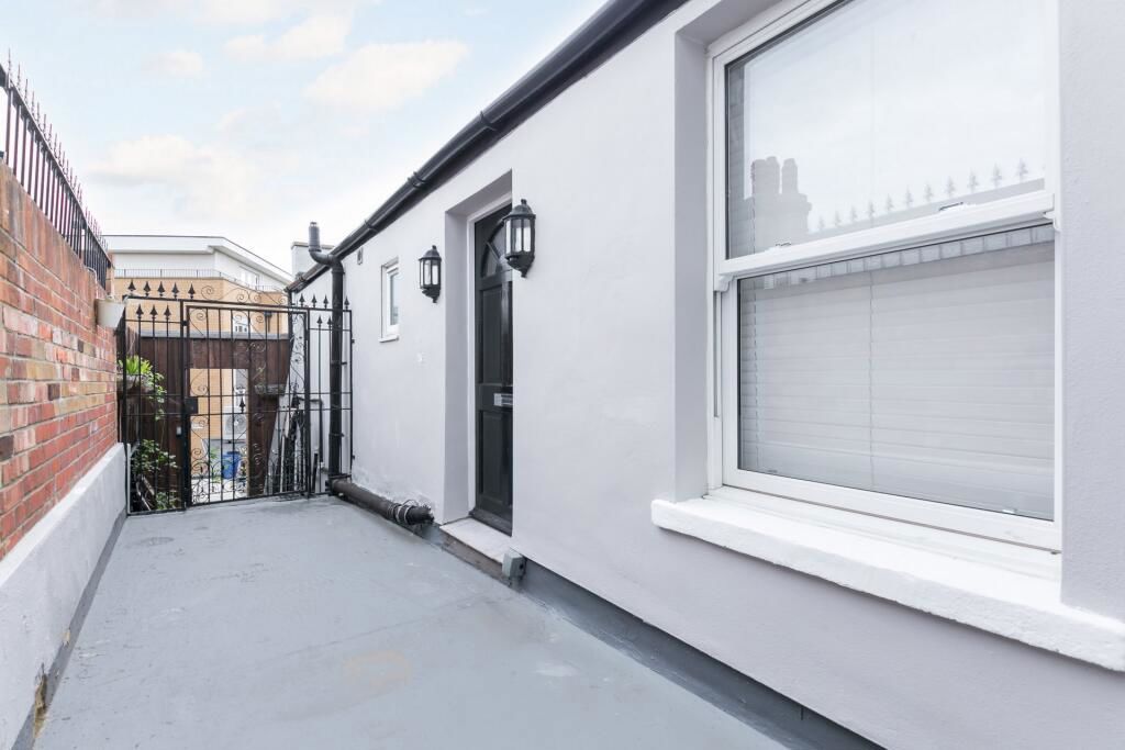 3 bed maisonette for sale in Lower Addiscombe Road, Addiscombe, Croydon CR0, £200,000