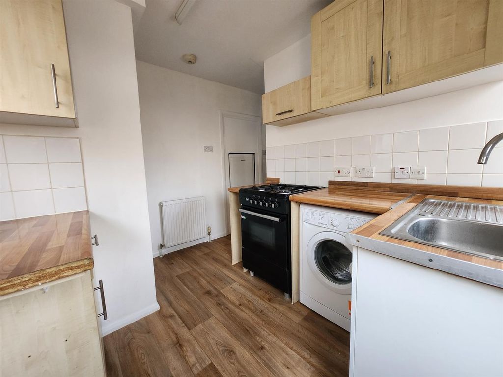 2 bed flat to rent in Brentfield Road, London NW10, £1,898 pcm