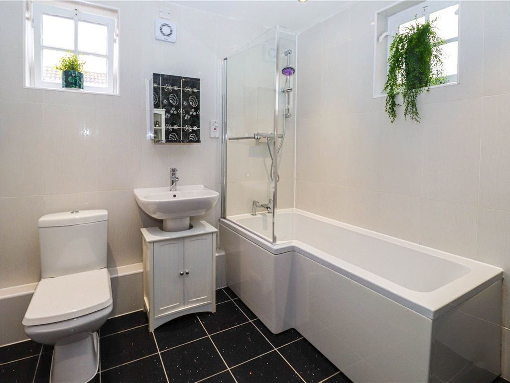 2 bed flat for sale in Hollybush Lane, Harpenden, Hertfordshire AL5, £475,000