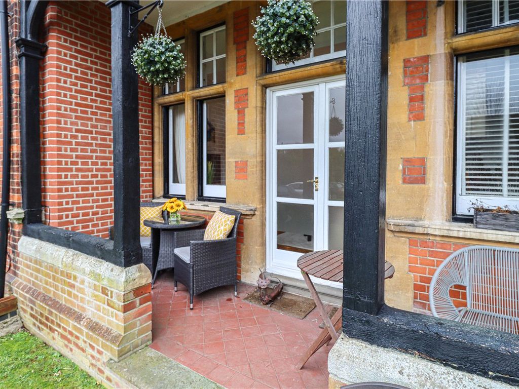 2 bed flat for sale in Hollybush Lane, Harpenden, Hertfordshire AL5, £475,000