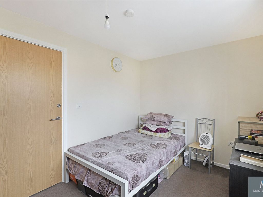 2 bed terraced house for sale in Griggs Close, Ilford IG3, £400,000