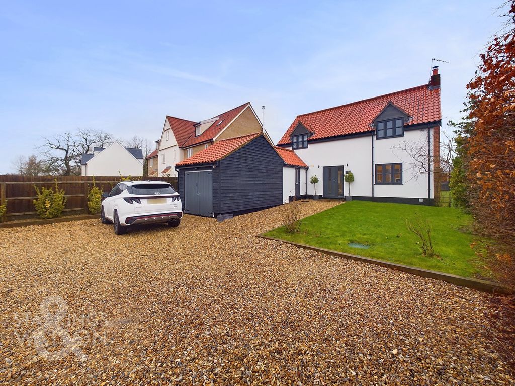 3 bed detached house for sale in The Street, Caston, Attleborough NR17, £400,000