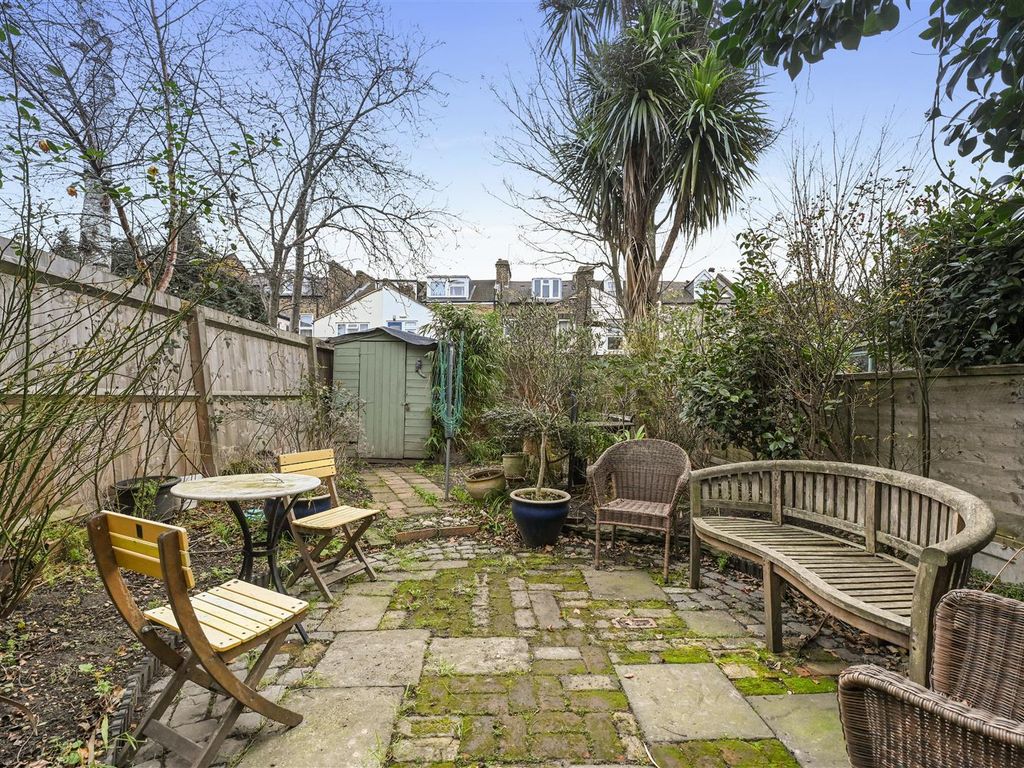1 bed flat for sale in Crosby Road, London E7, £325,000