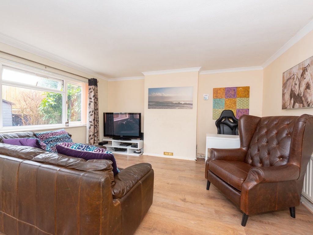 4 bed terraced house for sale in Beaulieu Gardens, Blackwater, Camberley GU17, £375,000