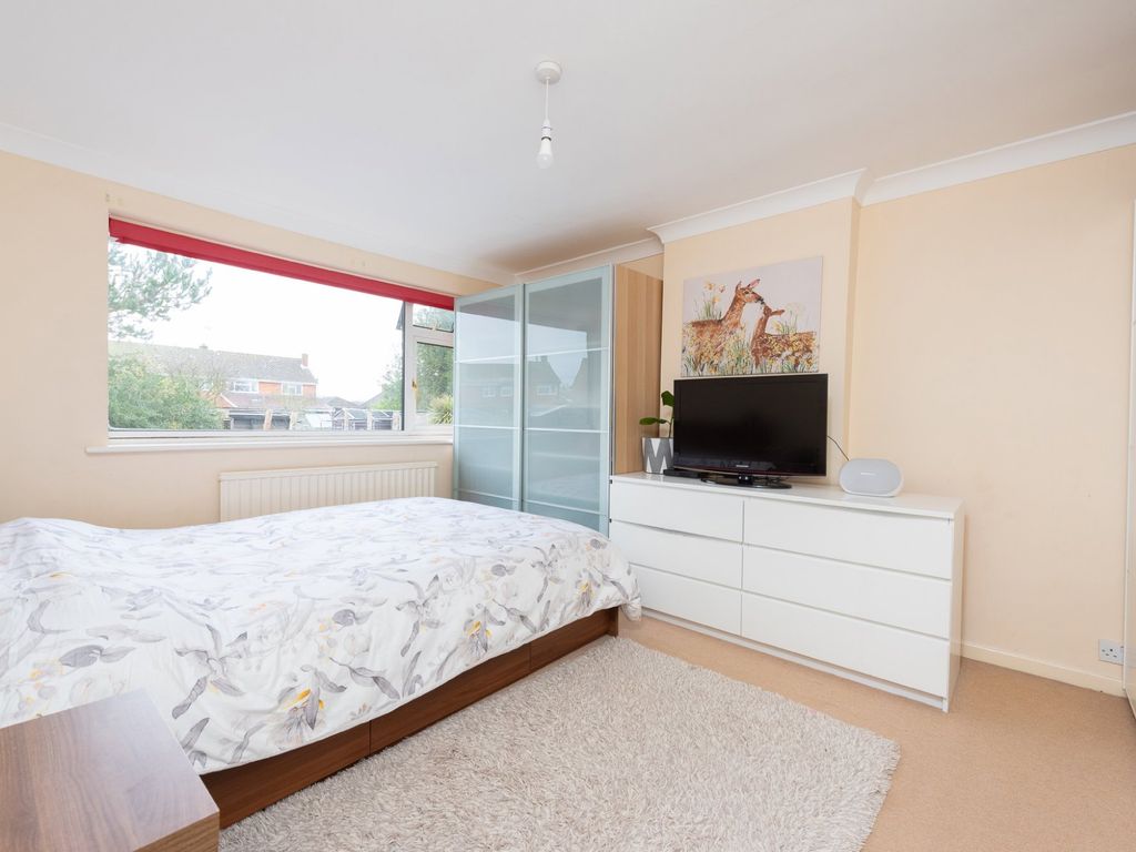 4 bed terraced house for sale in Beaulieu Gardens, Blackwater, Camberley GU17, £375,000