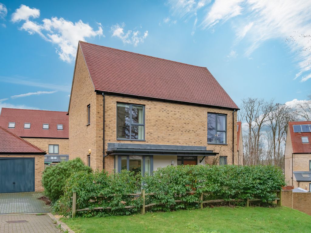 3 bed detached house for sale in Faith Close, Coulsdon CR5, £725,000