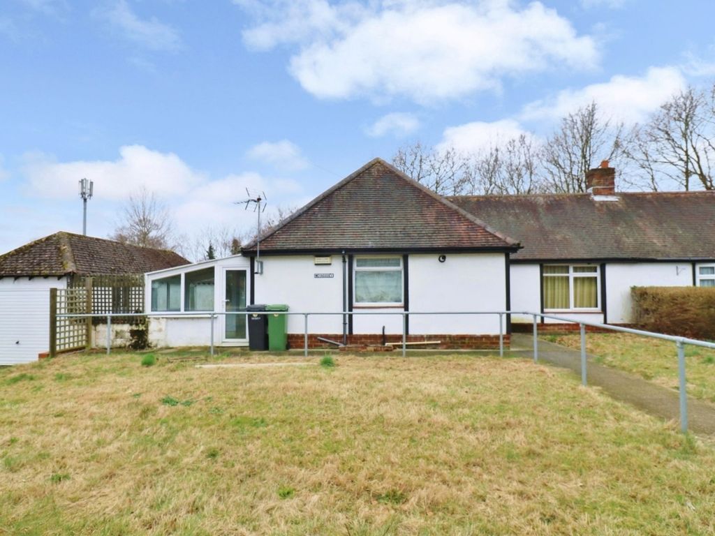 2 bed detached bungalow for sale in St. Marys Road, Netley Abbey SO31, £325,000
