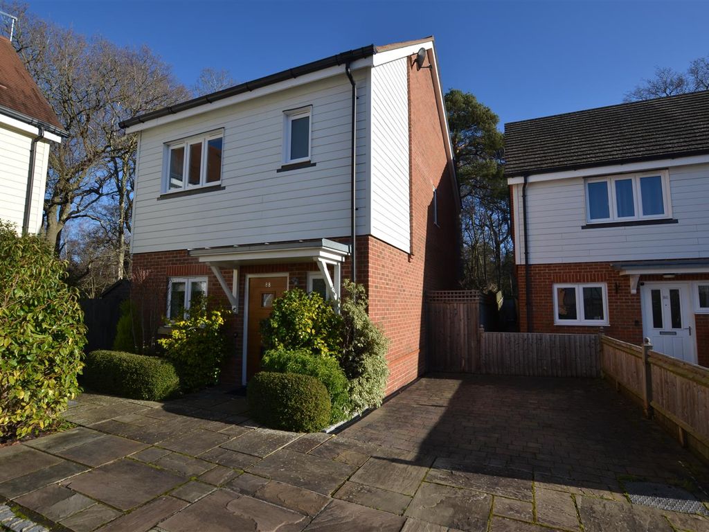 3 bed detached house for sale in Willowbourne, Fleet GU51, £489,950