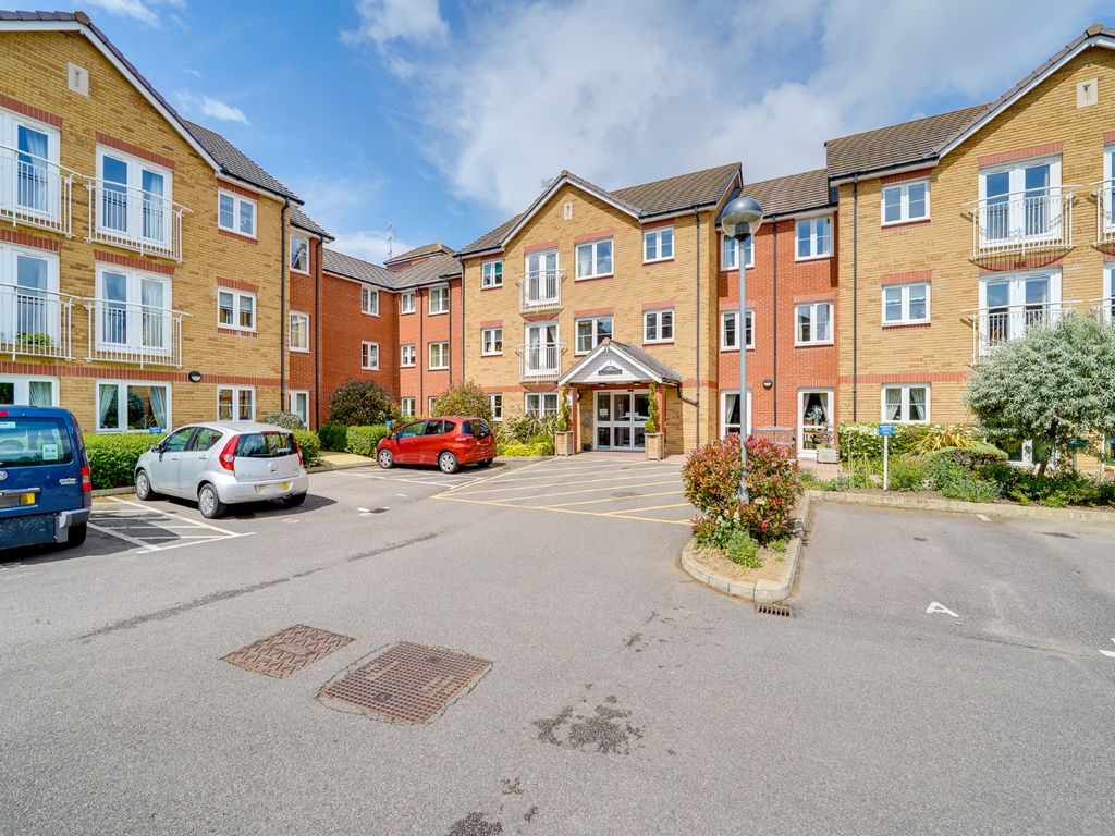 1 bed flat for sale in Goodes Court, Royston, Hertfordshire SG8, £80,000