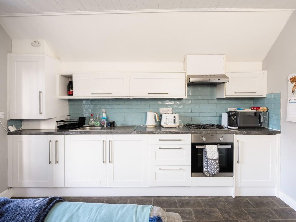 2 bed flat for sale in Top Floor Flat, Cotham Brow, Bristol BS6, £320,000