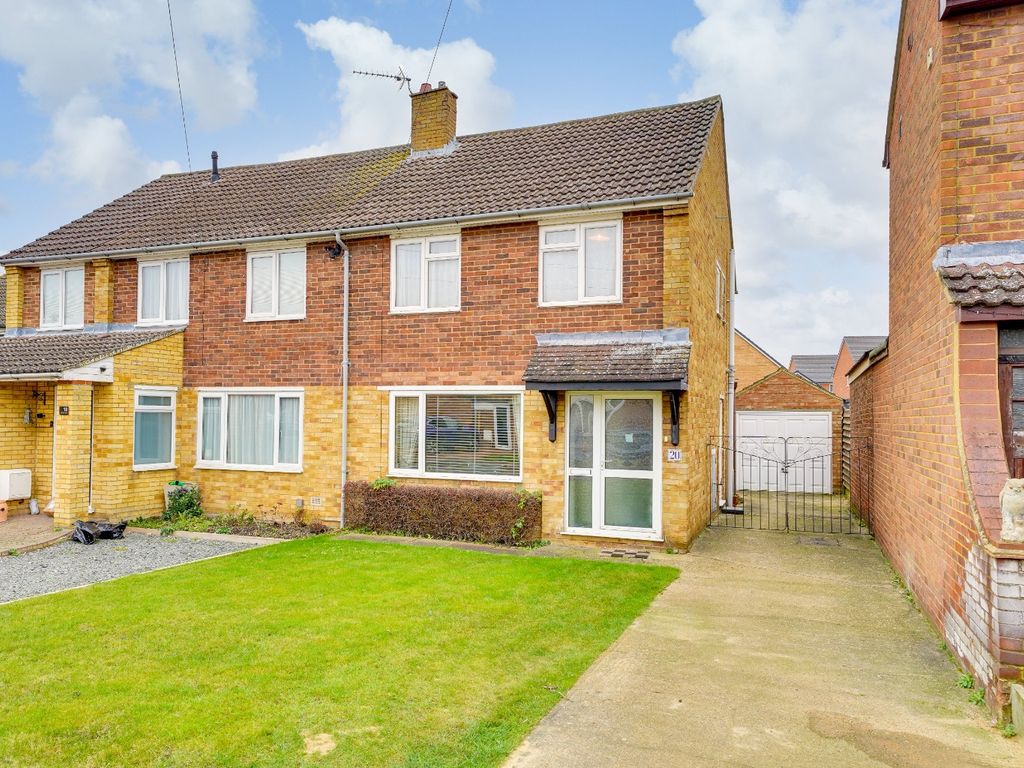 3 bed semi-detached house for sale in Hawthorn Way, Royston, Hertfordshire SG8, £300,000