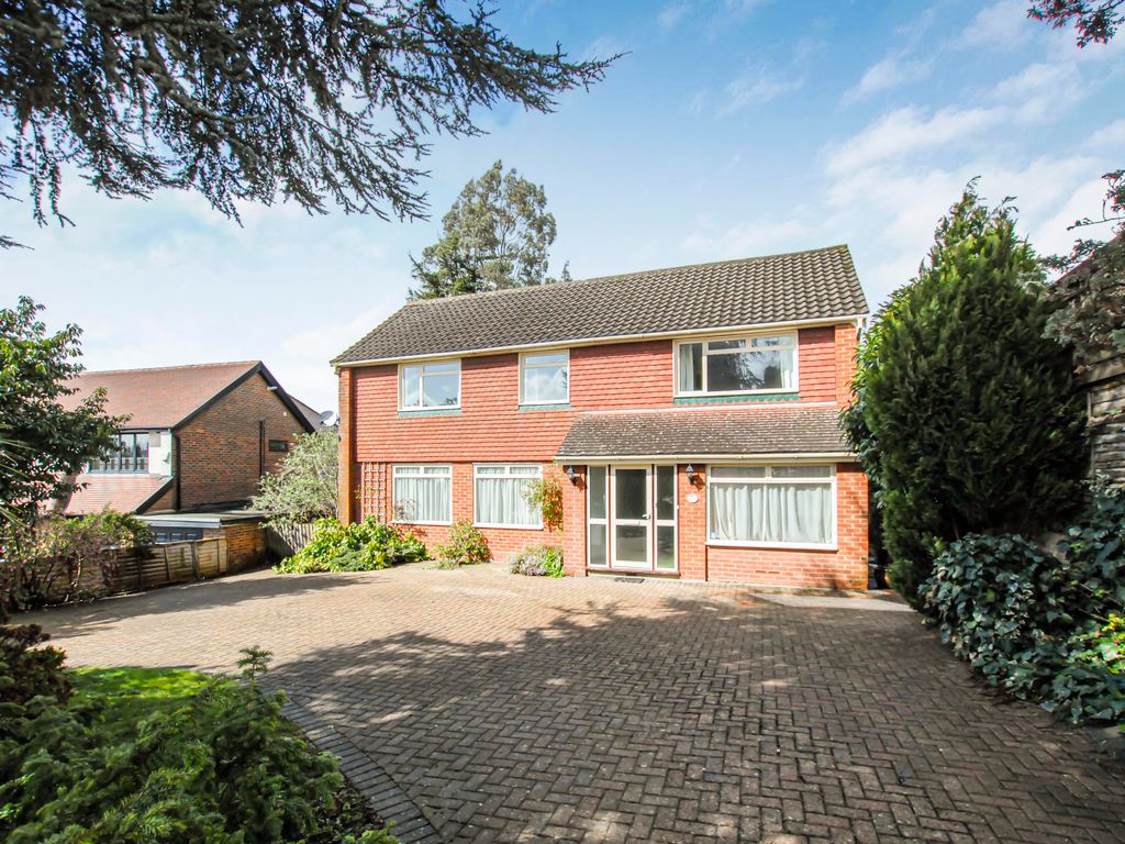 4 bed detached house for sale in Beacon Close, Uxbridge UB8, £950,000