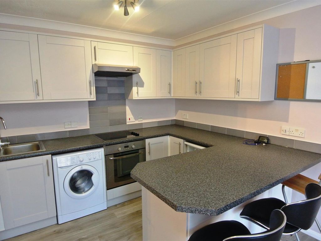 1 bed flat to rent in Wyvern Place, Green Lane, Addlestone KT15, £995 pcm