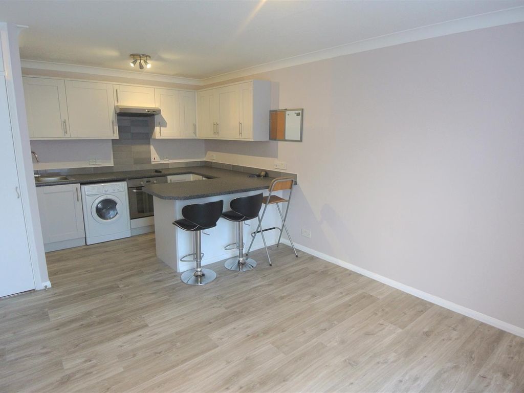 1 bed flat to rent in Wyvern Place, Green Lane, Addlestone KT15, £995 pcm