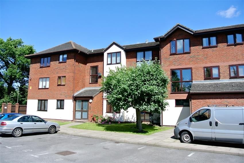 1 bed flat to rent in Wyvern Place, Green Lane, Addlestone KT15, £995 pcm