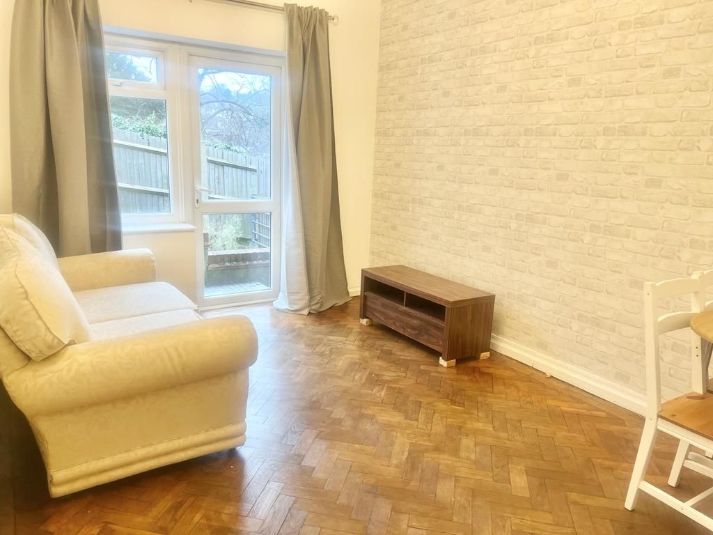 1 bed terraced house to rent in Sanderstead Road, Sanderstead, South Croydon CR2, £1,400 pcm