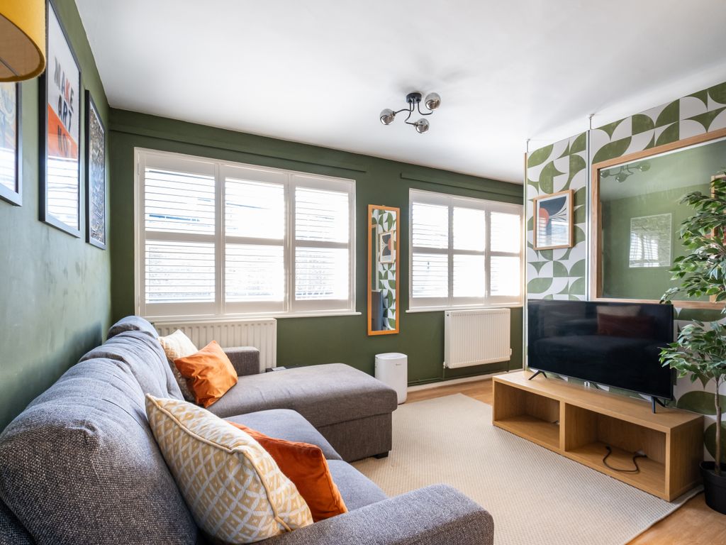 1 bed flat for sale in Larch Close, London SW12, £365,000