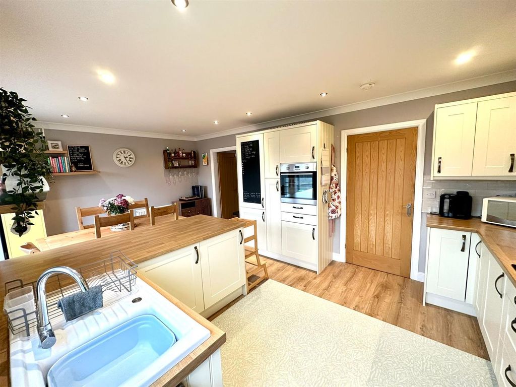 3 bed property for sale in Harrison Close, Brandesburton, Driffield YO25, £269,950