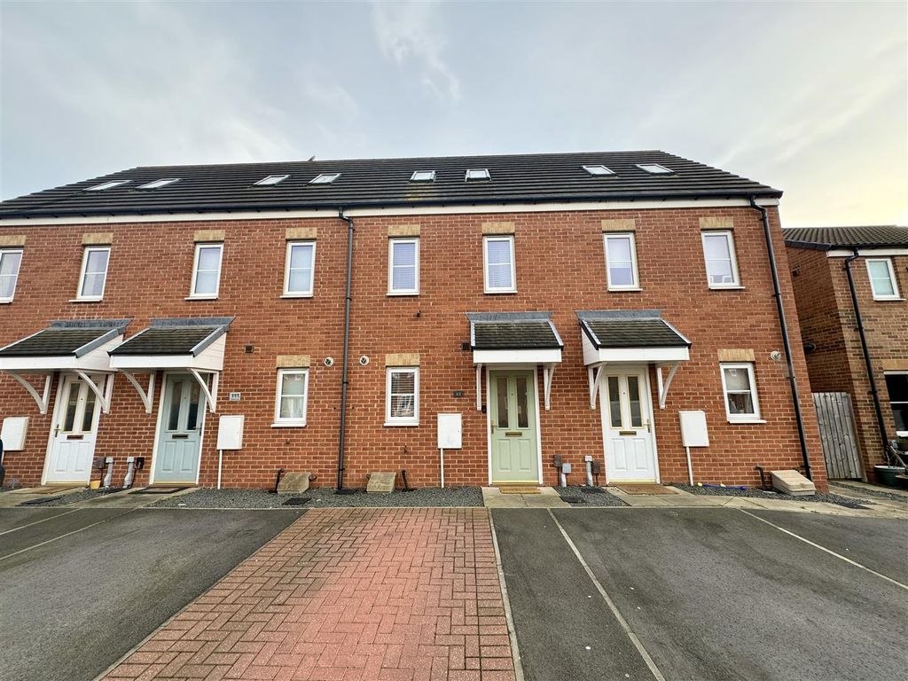 3 bed town house to rent in Vickers Lane, Seaton Carew, Hartlepool TS25, £650 pcm