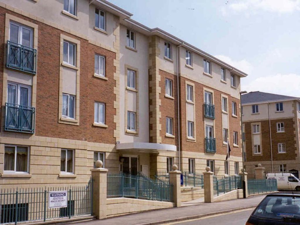 2 bed flat to rent in Sheldons Court, Winchcombe Street, Cheltenham GL52, £995 pcm