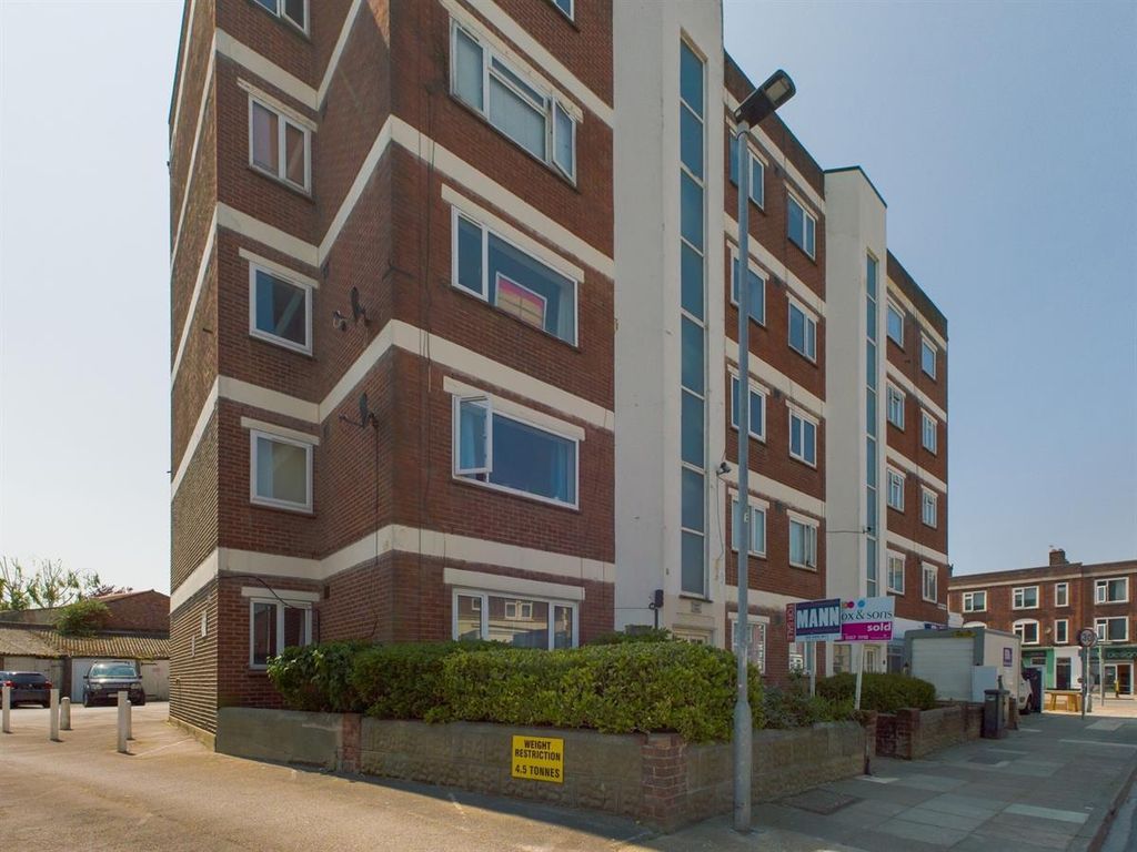 3 bed flat for sale in London Road, Portsmouth PO2, £155,000