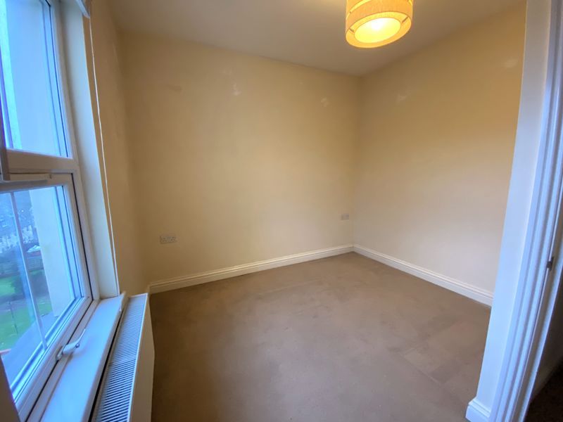 2 bed flat to rent in Caerau Road, Newport NP20, £900 pcm