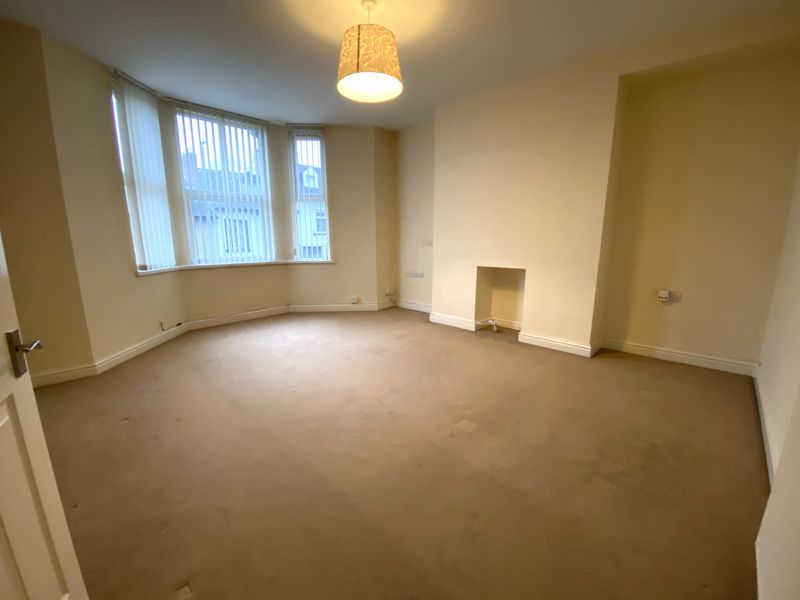 2 bed flat to rent in Caerau Road, Newport NP20, £900 pcm