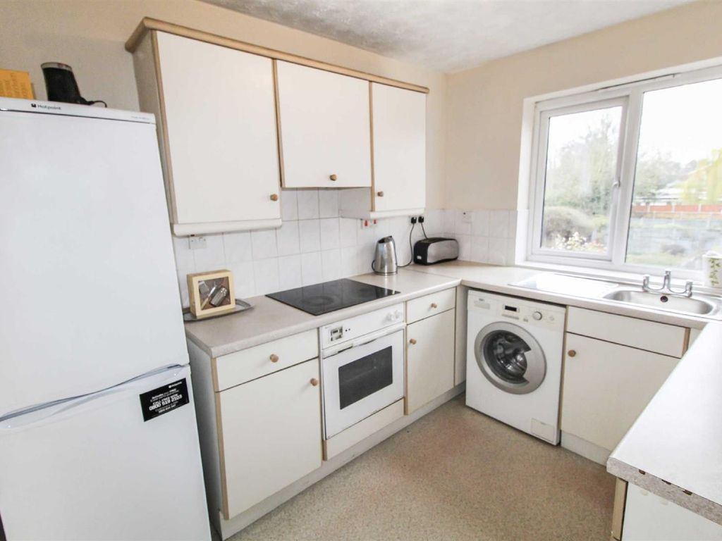 2 bed flat for sale in Kinnaird Close, Slough SL1, £245,000