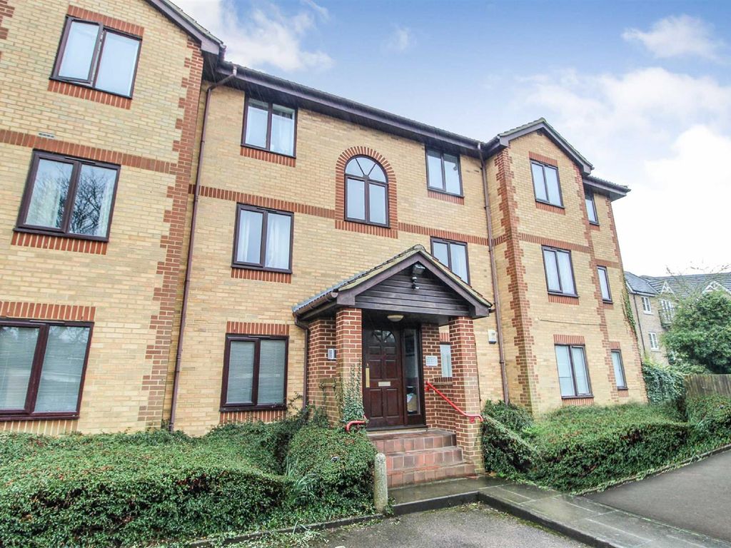 2 bed flat for sale in Kinnaird Close, Slough SL1, £245,000