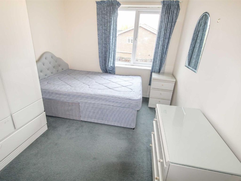 2 bed flat for sale in Kinnaird Close, Slough SL1, £245,000