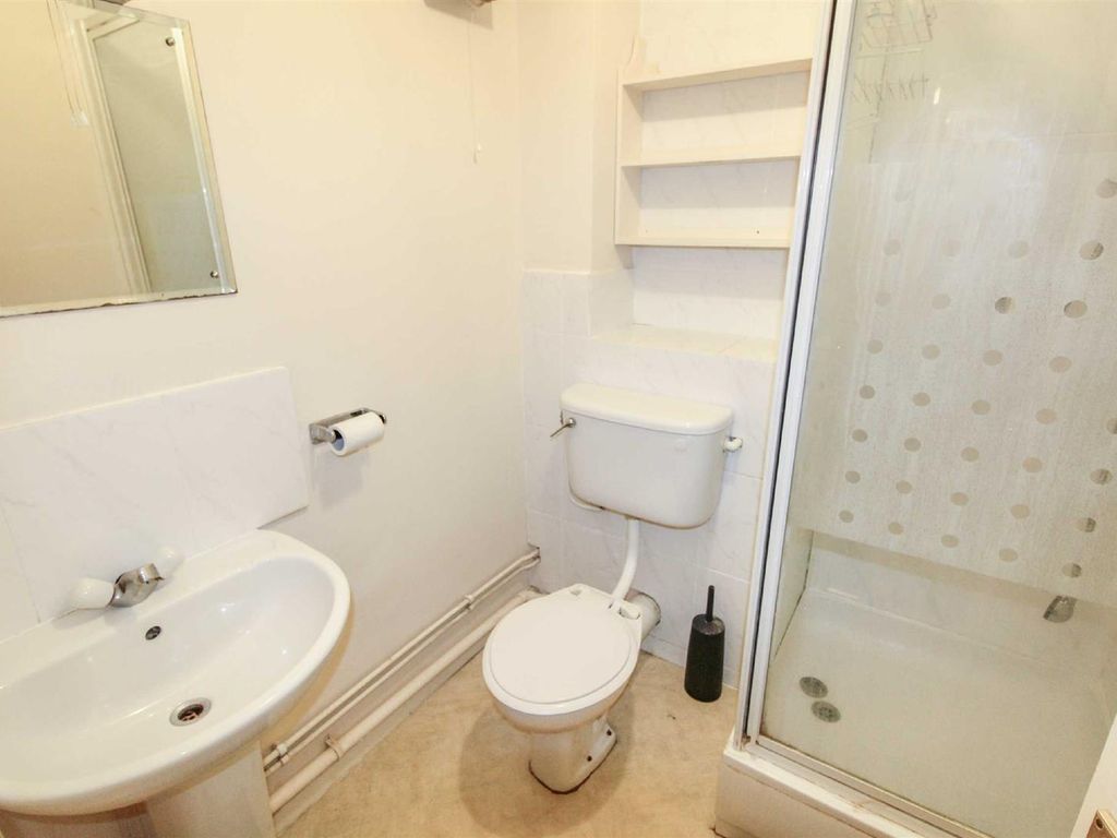 2 bed flat for sale in Kinnaird Close, Slough SL1, £245,000