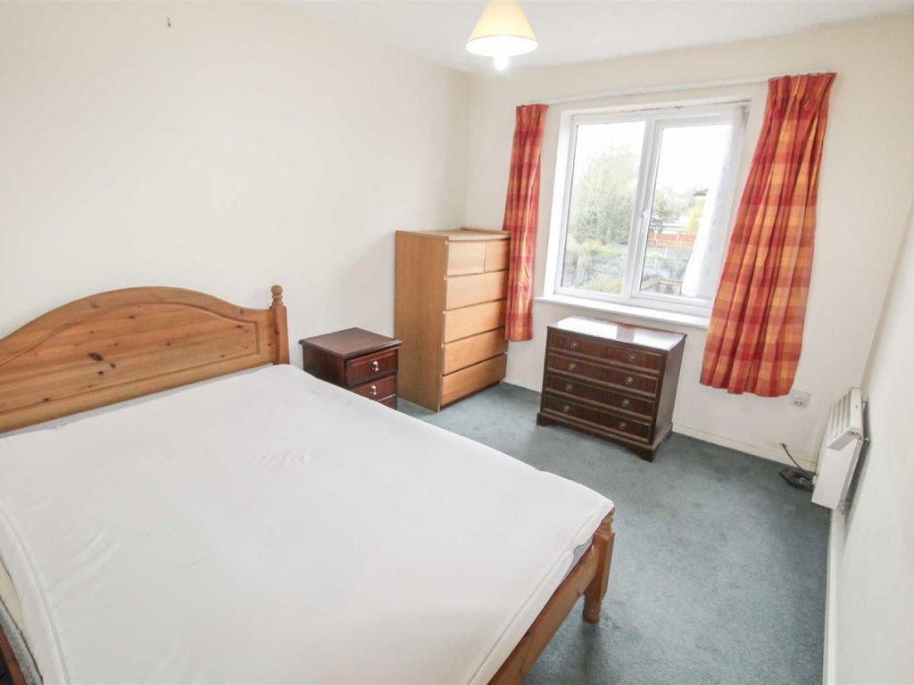 2 bed flat for sale in Kinnaird Close, Slough SL1, £245,000