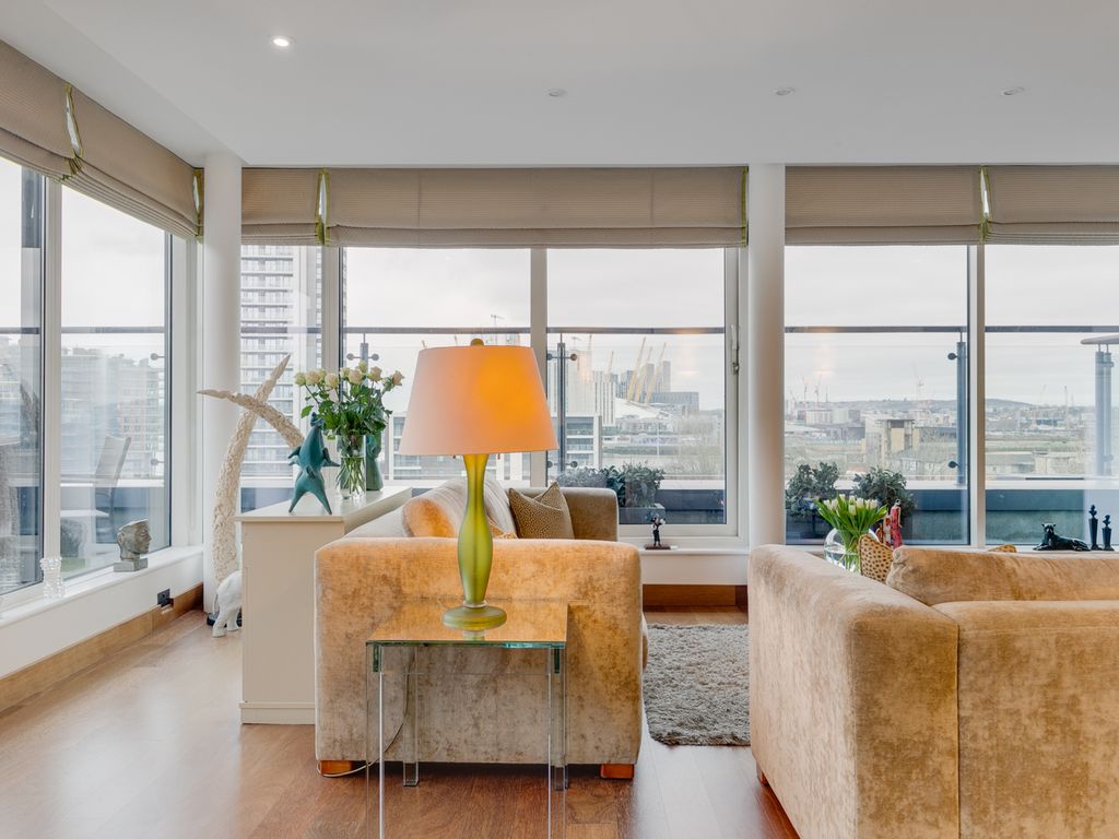 3 bed penthouse for sale in Boardwalk Place, London E14, £1,100,000