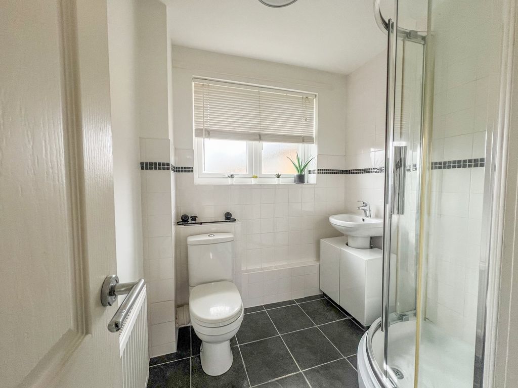 1 bed flat for sale in Harris Court, Hillcrest Road, Hockley SS5, £180,000