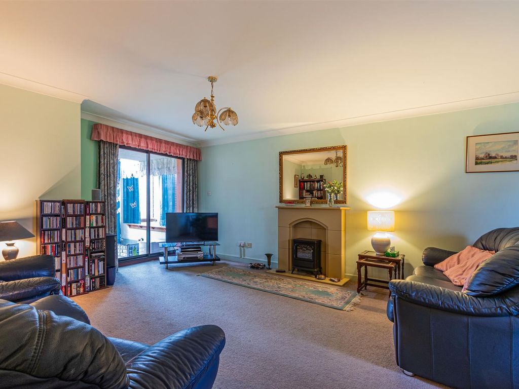 2 bed flat for sale in The Crescent, Llandaff, Cardiff CF5, £190,000