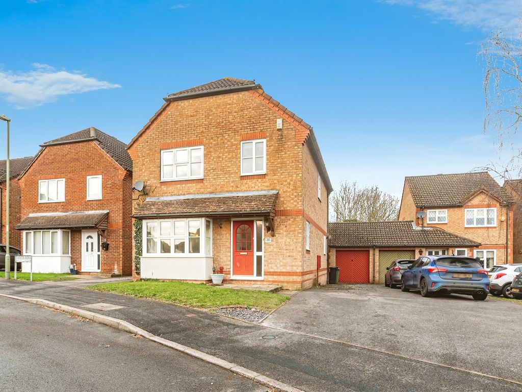 4 bed detached house for sale in Sheraton Avenue, Basingstoke RG22, £500,000