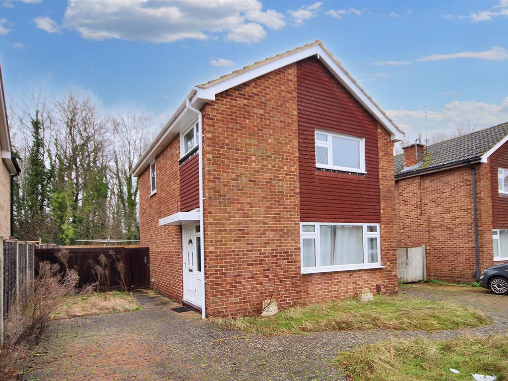 3 bed property to rent in Grange Road, Guildford GU2, £2,000 pcm