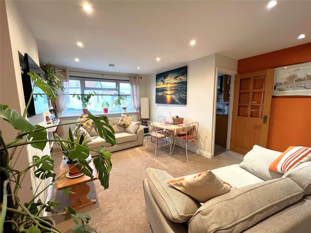 2 bed maisonette for sale in Ashford, Surrey TW15, £350,000