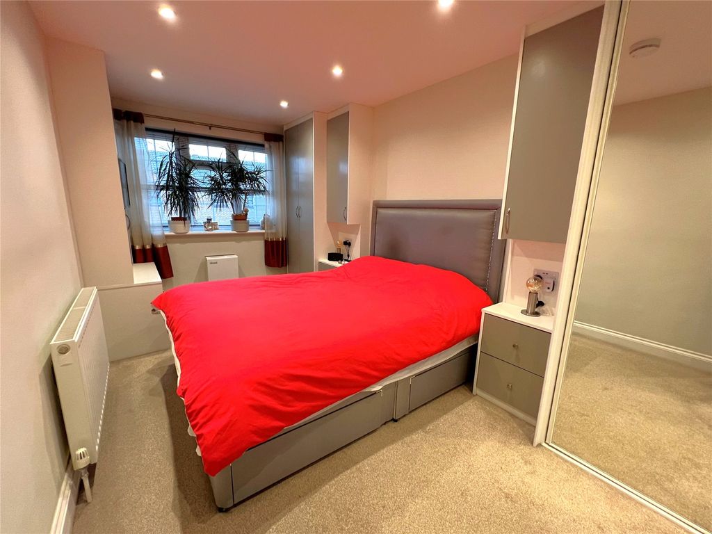 2 bed maisonette for sale in Ashford, Surrey TW15, £350,000