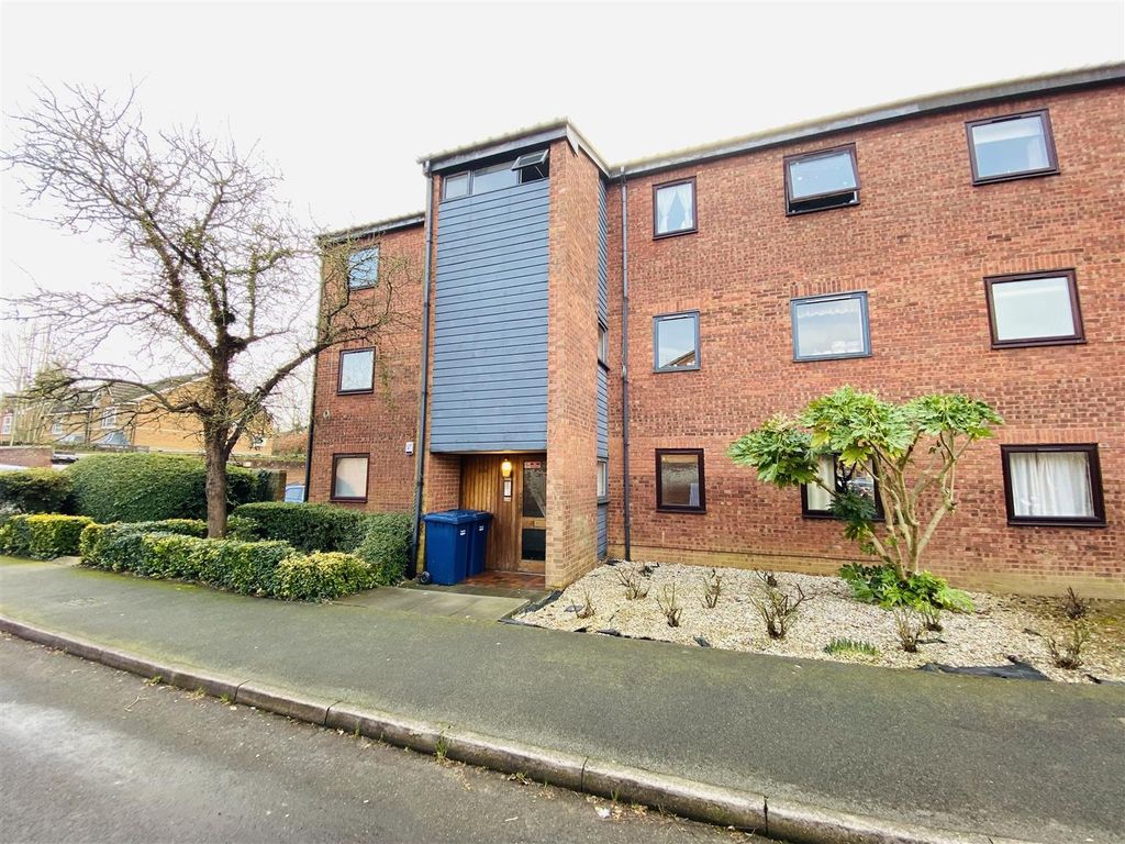 2 bed flat for sale in Rowlands Close, London NW7, £349,950