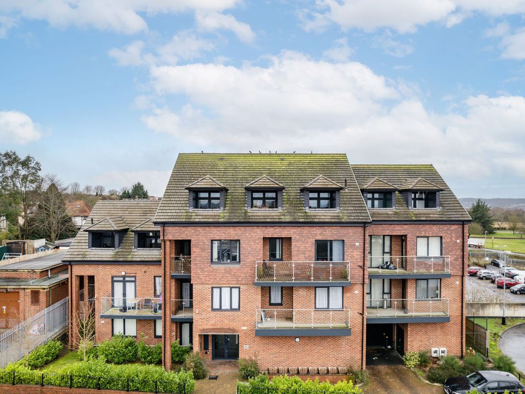 1 bed flat for sale in Montacute Road, New Addington CR0, £240,000
