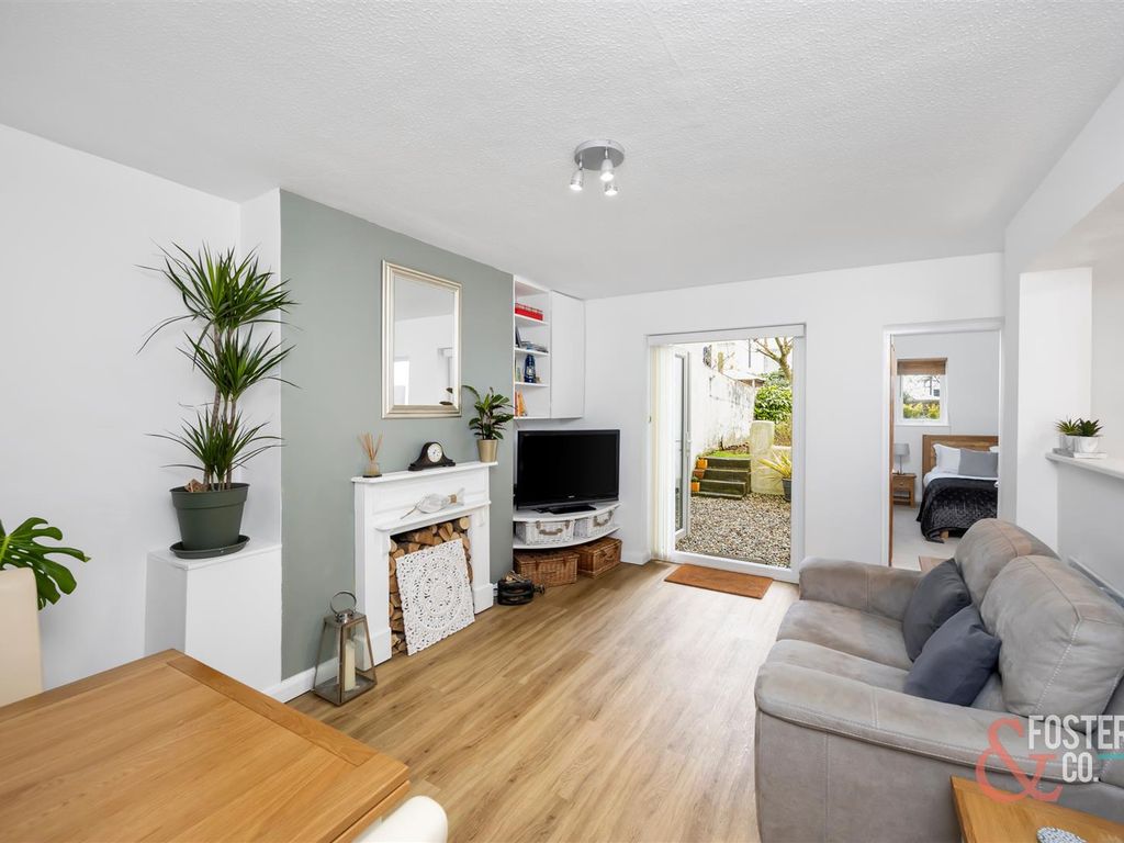 2 bed flat for sale in Buckingham Road, Brighton BN1, £415,000