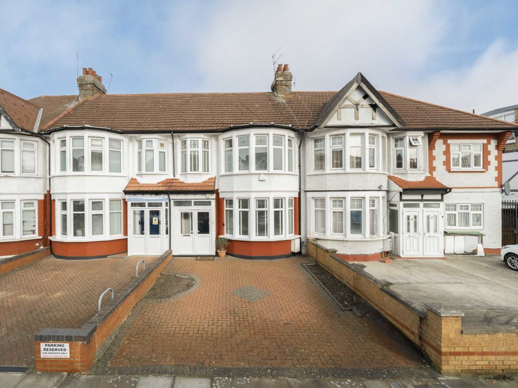 3 bed property for sale in Upsdell Avenue, London N13, £675,000