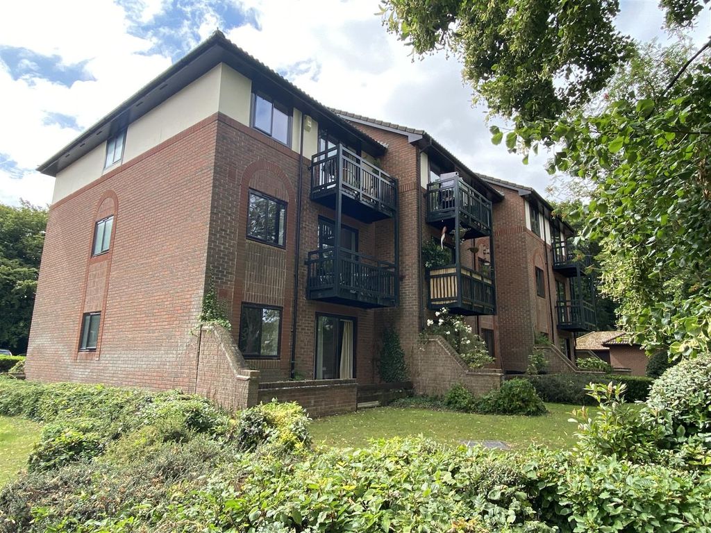 1 bed flat for sale in Bradwell Green, Hutton, Brentwood CM13, £275,000