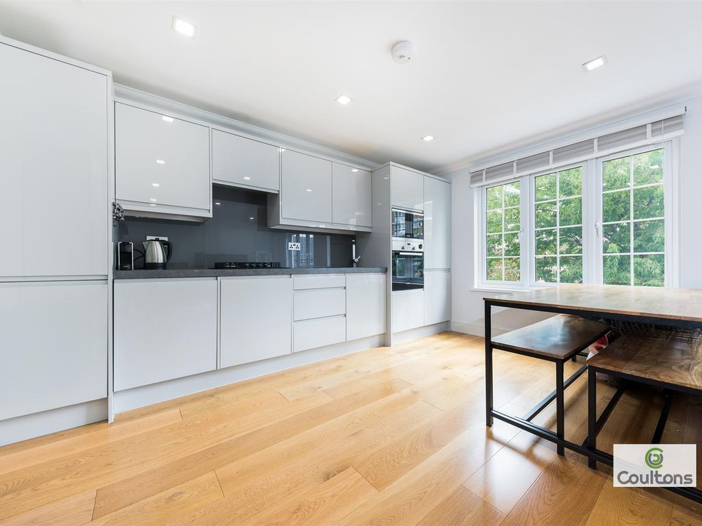 2 bed flat for sale in Finsbury Road, London N22, £410,000